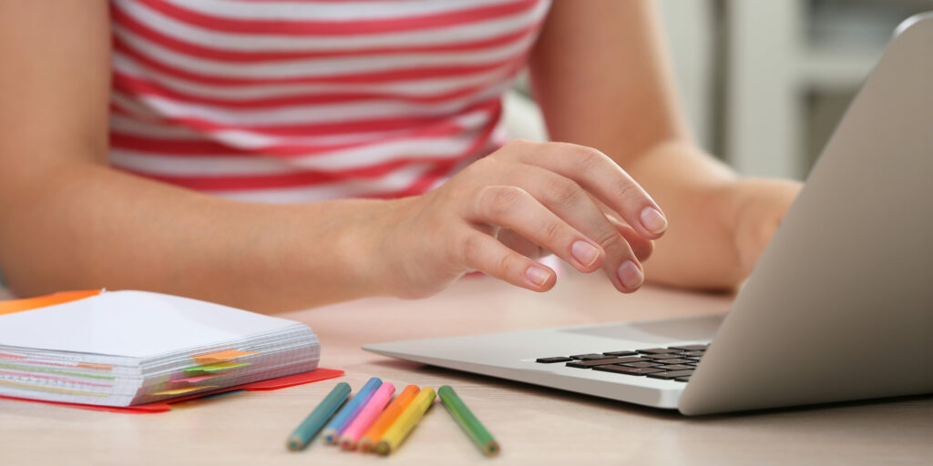 elev använder dator för att söka gymnasie