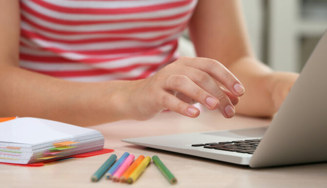 elev använder dator för att söka gymnasie