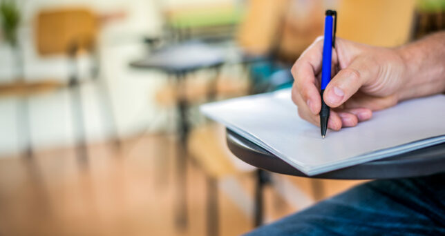 hand antecknar viktiga datum för gymnasieansökan